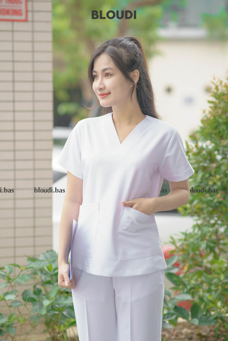 Khám Phá Vẻ Đẹp Thanh Tú Của Scrub Basic Nữ Trắng