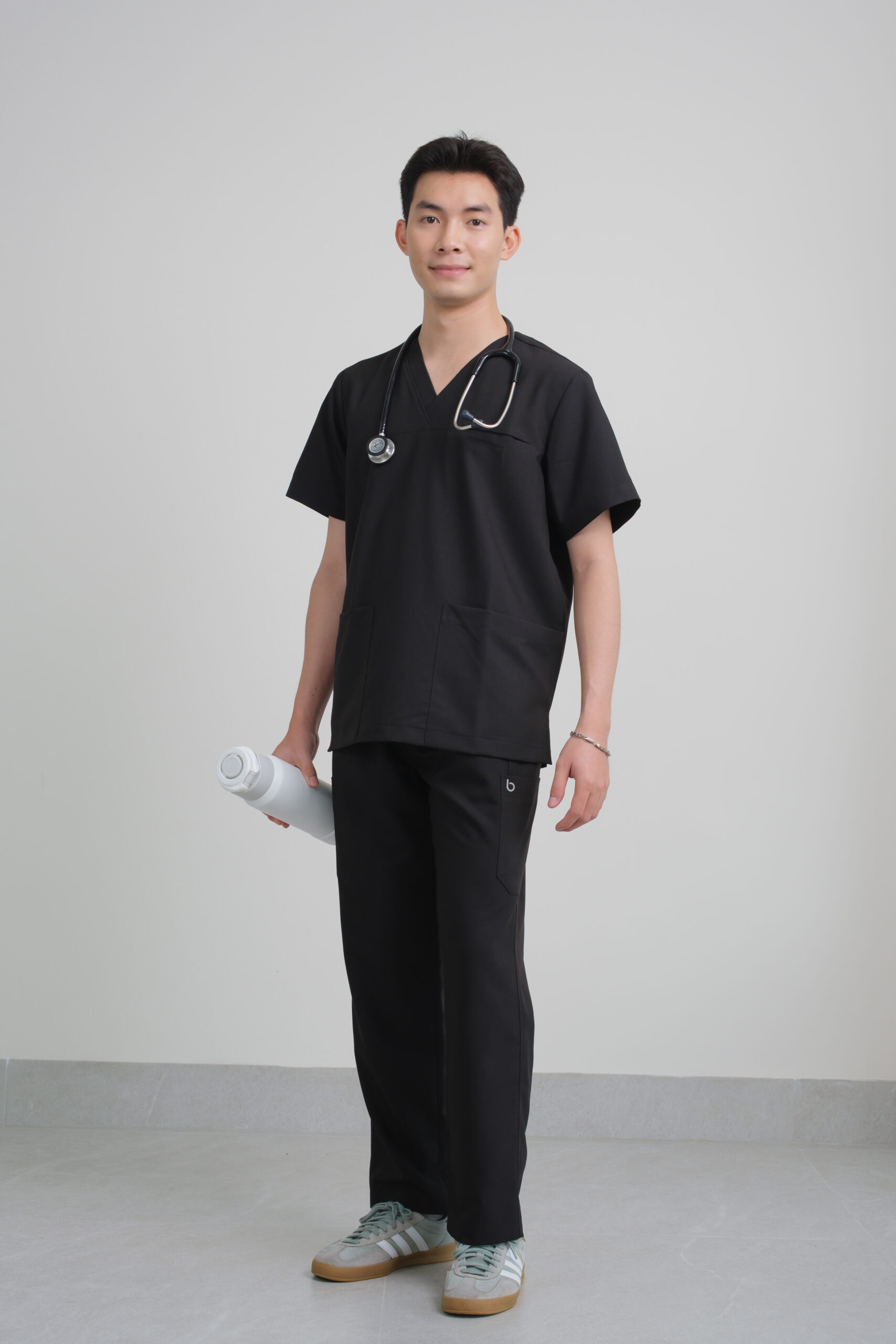 Scrub đen