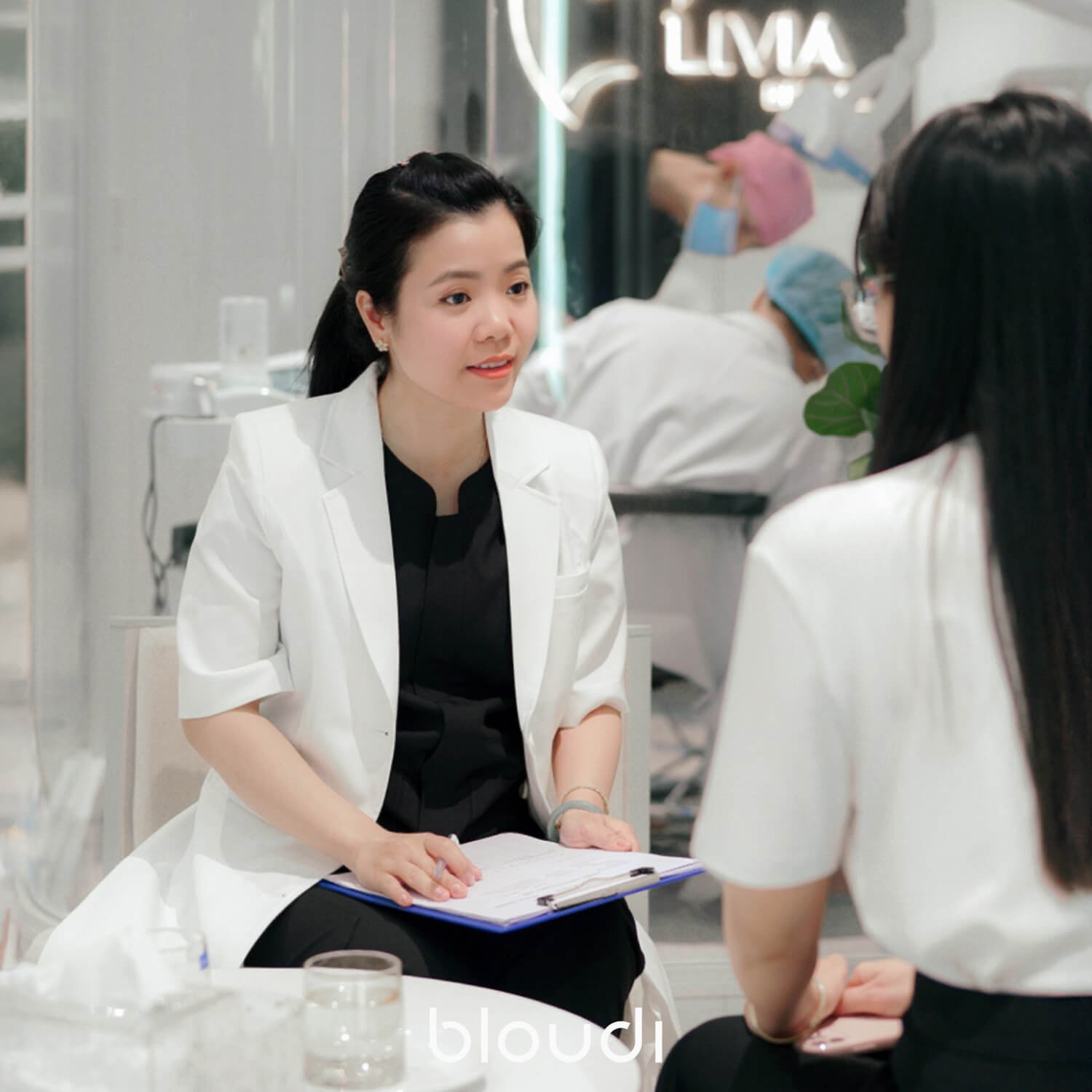 Những Lưu Ý Khi Mua Áo Blouse Trắng