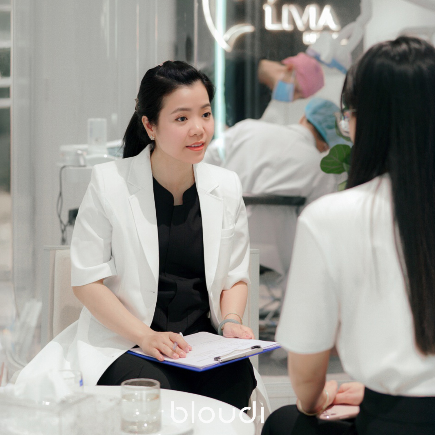 Cách Chọn Blouse Phù Hợp Với Từng Chuyên Khoa