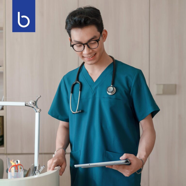 Sức Mạnh Sau Lớp Vải: Cách Áo Scrub Y Tế Thổi Bùng Sự Tự Tin Cho Y Bác Sĩ