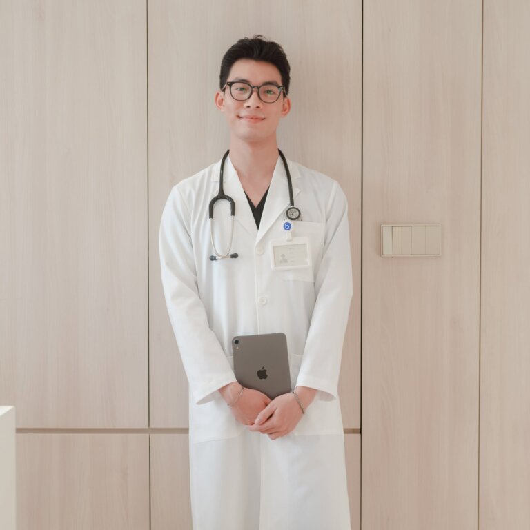 Cẩm Nang Vệ Sinh Áo Blouse Trắng Luôn Như Mới: Bí Quyết Tẩy Sạch Mọi Vết Bẩn Y Tế