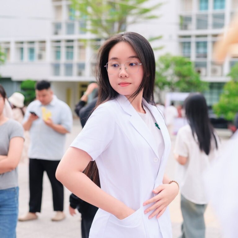 Gen Z Y Khoa Mặc Gì? Bí Quyết Chọn Scrub Và Blouse ‘Thần Thái’ Cho Sinh Viên Mới